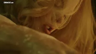 Travesti morena impertinente sopra sexo brasileiro caseiro o pau de um jovem rapaz de pele escura