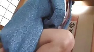 A loirinha de cabelo bagunçada vídeo de sexo brasileiro caseiro e desgrenhada está no topo do pau quente na cama