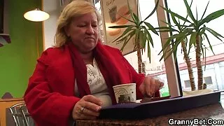 A vídeo pornô brasileiro caseiro gracinha japonesa Misaki Aiba tem seu dedo da vagina espesso fodido