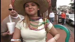 Garoto TS esquisito sopra o pau gigante de travesti de cabelos compridos em meias video de sexo caseiro brasileiro brancas