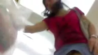 Garota peituda vestindo apenas sapatos brancos tira anal caseiro brasileiro dois paus