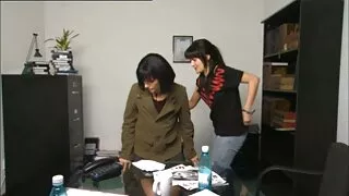 Japonesa Naomi Matubara filmes porno brasileiros caseiros pensa em agradar a bucetinha molhada com vibrador