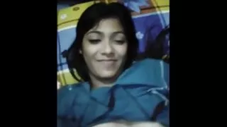 Garota esbelta Carolina video de sexo caseiro brasileiro Abril faz sexo sujo com dois colegas de faculdade