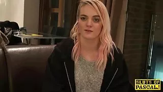Loira glamourosa de biquíni vermelho Angelika Grays pornô caseiro só as novinhas está fazendo amor à beira da piscina