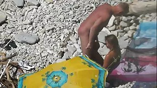 A loira de tranças Bonnie Heart tem seu rabo apertado esticado por trás vídeo brasileiro caseiro