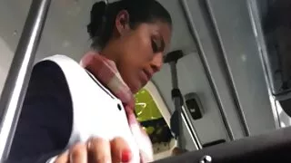 Atriz pornô morena tatuada é amarrada em quarto de bdsm video sexo caseiro brasileiro