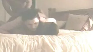 Pequena morena Adelle chupa dois paus enormes atacando seu lindo rostinho video pono caseiro brasileiro