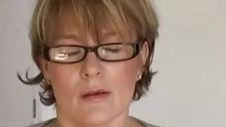 Morena esbelta vídeo pornô brasileiro caseiro com peitos minúsculos dá boquete ansioso para o namorado no início da manhã