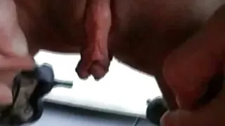 Morena gostosa do caralho vestindo vídeo pornô de novinhas caseiro saia jeans camisa dá boquete ansioso