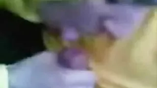 A hipnotizante beleza de cabelos negros é cutucada em pose de lado videos porno caseiros brasileiro na cama