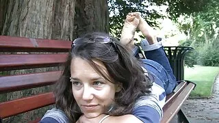 Loira com corpo pequeno e peitos lisos Kate videos caseiros eroticos brasileiros Bloom fica com a buceta batida