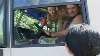 A gata asiática com pele de leite divina, Arisa Oda, se diverte vídeo pornô de novinhas caseiro na praia